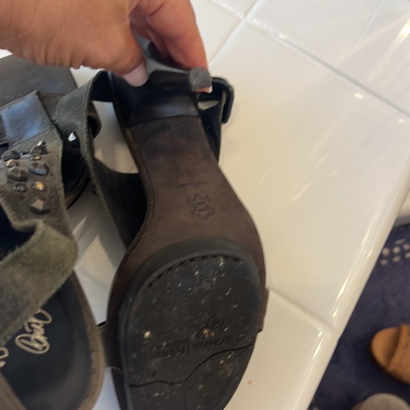 Gorgeous olive green studded strappy heels - Picture 4 of 6